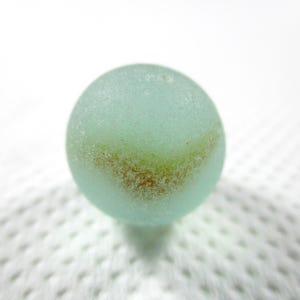 VERRE DE MER VÉRITABLE 15,5 mm marbré rouge jaune bleu clair oeil de chat vrai surf culbuté inchangé givré grec plage bijoux en verre de mer perle U 2071