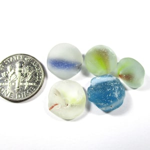 VÉRITABLE VERRE DE MER Partiels en marbre Vert clair Blanc Jaune Cats Eye Real Surf Tumbled Non altéré Verre de mer de plage naturel Perle non percée U 1908
