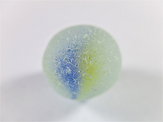 本物のシーグラス 15 mm マーブル タラ 完璧なブルー イエロー 
