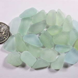 ECHTES SEEGLAS 25 blassblaue grüne Seafoam-Pastell-Reale Brandungs-getrommelte natürliche unveränderte griechische Strand-Seeglas ungebohrte Schmuckperlen U 1640