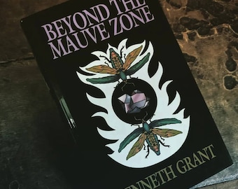 Más allá de la zona malva, de Kenneth Grant, libro de ocultismo de tapa dura.