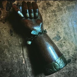 Mano de figura antigua tallada en palisandro con detalles de latón.
