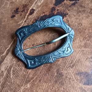 Splendida spilla con fibbia in stile Art Déco vittoriano con parte anteriore in argento sterling.