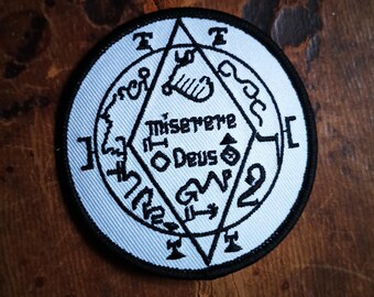 Svart pullet grimoire ockult broderad talismanlapp