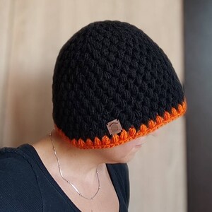 Schwarzer Winter-Eimer-Hut, gehäkelte Mütze, Winter-Eimer-Hut, schwarze weiche Wollmütze, Frauen-Eimer-Hut, schwarz und orange Hut