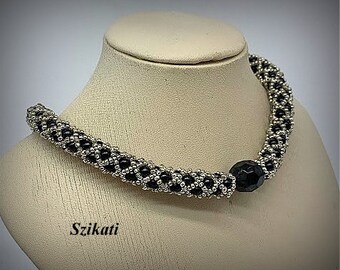 Silber Schwarz Perlen gewebte Halskette, OOAK Perlen High Fashion Schmuck, elegantes Damen Accessoire, Geschenk für sie, einzigartige Perlenarbeit, Schlauchnetzgewebe