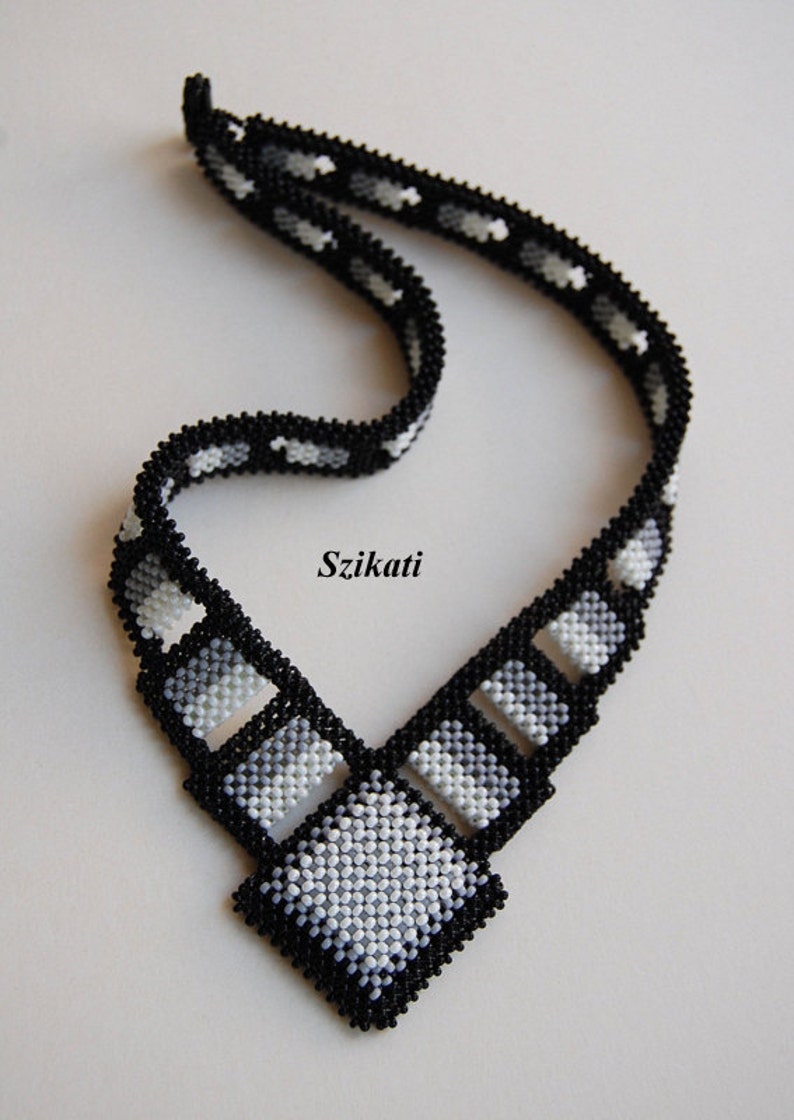 Collar de babero tejido con cuentas en blanco y negro Etsy España