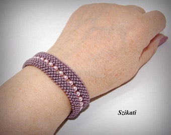 Lila perlengewebtes fleischloses Manschetten-Armband mit hellrosa Perle, elegantes Frauen-Accessoire, OOAK Perlen-Modeschmuck, Geschenk für Sie