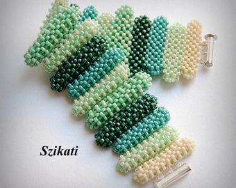 Pulseira de miçangas verdes trançadas, peça única de joalheria, em estado bruto.