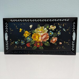 Bandeja rectangular de hojalata con recortes y asas.