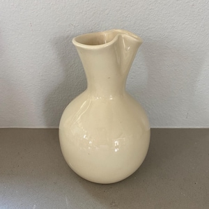 McCoy Glasierte cremefarbene Vase oder Krug