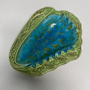 Duża popielniczka ceramiczna z lat 60. w kolorze zielono-niebieskim, szkliwiona
