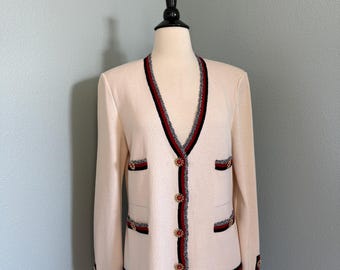 Completo in maglia St. John by Marie Gray, color crema, rosso e nero
