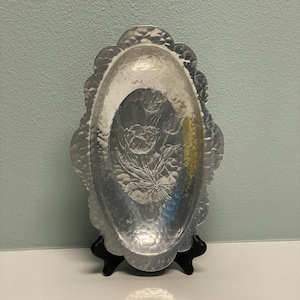 Florale gehämmerte Brotschale aus Aluminium Handgeschmiedete Kreationen von Rodney Kent