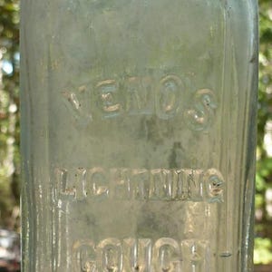 KVACKARMEDICINFLASKA - Havsskumsgrönt - Venos botemedel mot blixthosta - 1910-talet