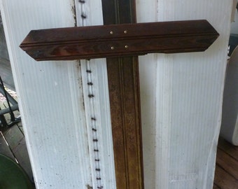 DELTA grano pintado agobiados por la cruz madera tablero-c.1905
