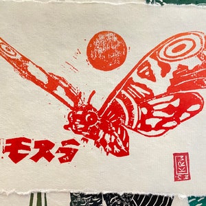 Impresión en bloque de Mothra impresa a mano de 5 x 7 pulgadas