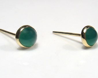 5mm round green Agate cabochon, gold stud