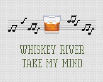 Könnte beinhalten: Kreuzstich-Design mit einem Glas Whiskey mit Eiswürfeln, Noten und dem Text "Whiskey River Take My Mind" in Grün. Das Design befindet sich auf weißem Hintergrund.
