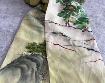 Bufanda kimono de seda pintada a mano con motivos de árboles.
