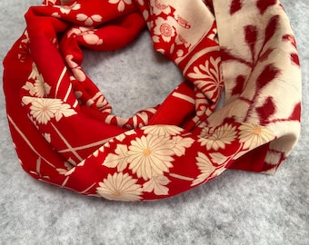 Pañuelo kimono infinito de seda con flores rojas