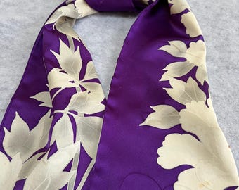 Pañuelo kimono de seda morado con flores blancas