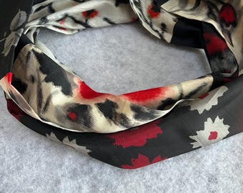 Pañuelo infinito tipo kimono de seda rojo, negro y blanco