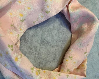 Pañuelo infinito de seda rosa estilo kimono con margaritas