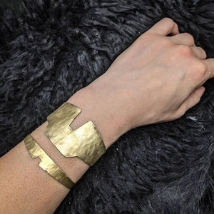 PENTHESILEA Cuff / Brass Gold adjustabe greek and roman inspired bracelet for medieval renaissance viking cosplay goddess hammered