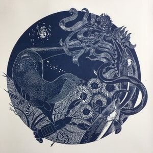 Grande linogravure circulaire représentant une scène sous-marine nocturne
