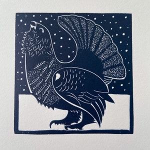 Linograbado de un urogallo en la nieve