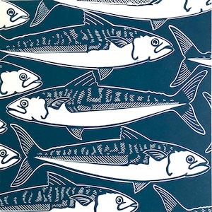 Grabado en linóleo de una caballa nadando