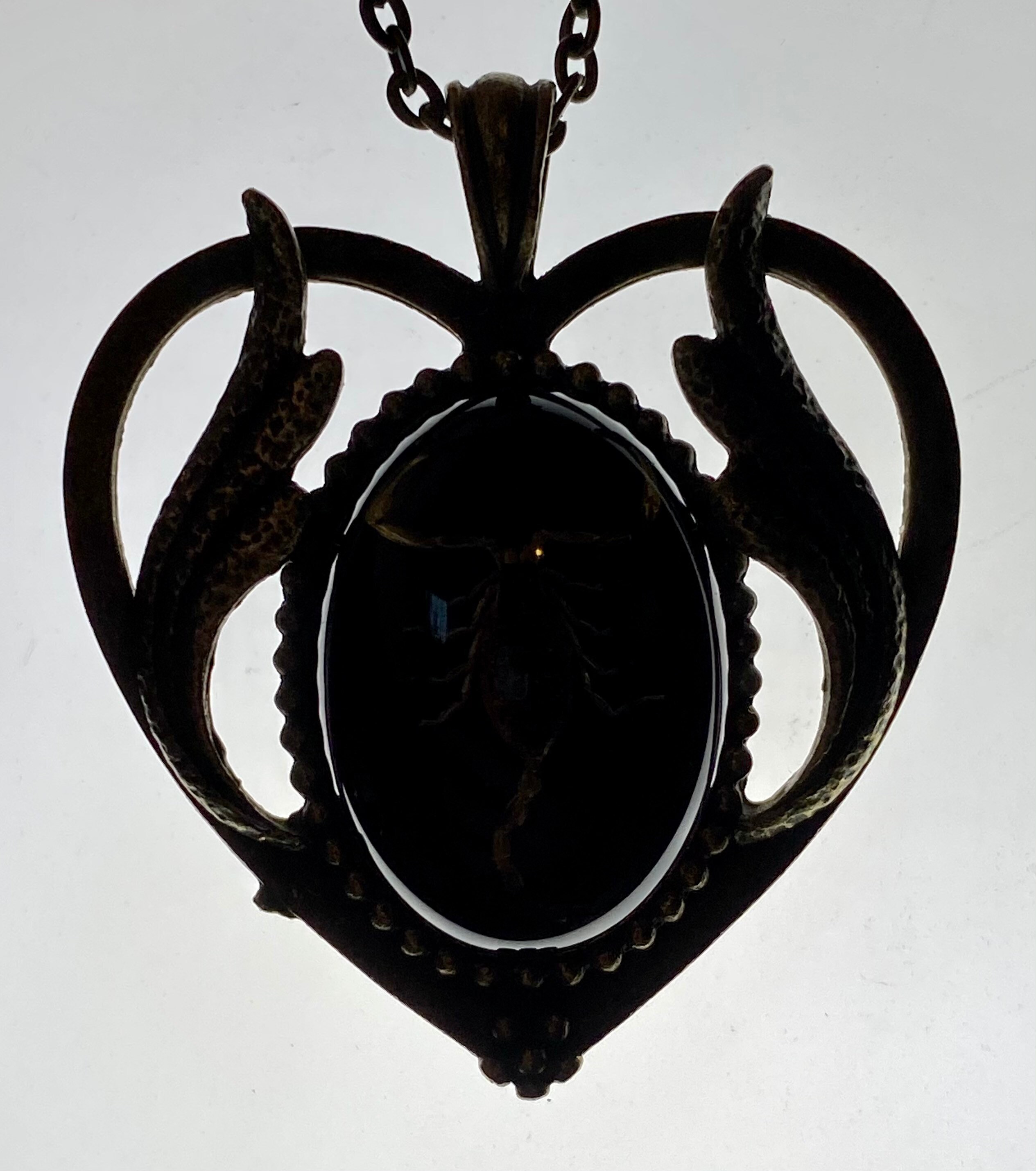 Yigedan - Collana con ciondolo a tema Re Scorpione, in ambra, con vero insetto Yigedan - Collana con ciondolo a tema Re Scorpione, in ambra, con vero insetto