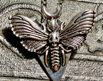 Gegoten metalen Petite Deaths Head Moth Under Crescent Moon Metal Replica Skull Godin Ketting Hanger aan fijne stalen ketting