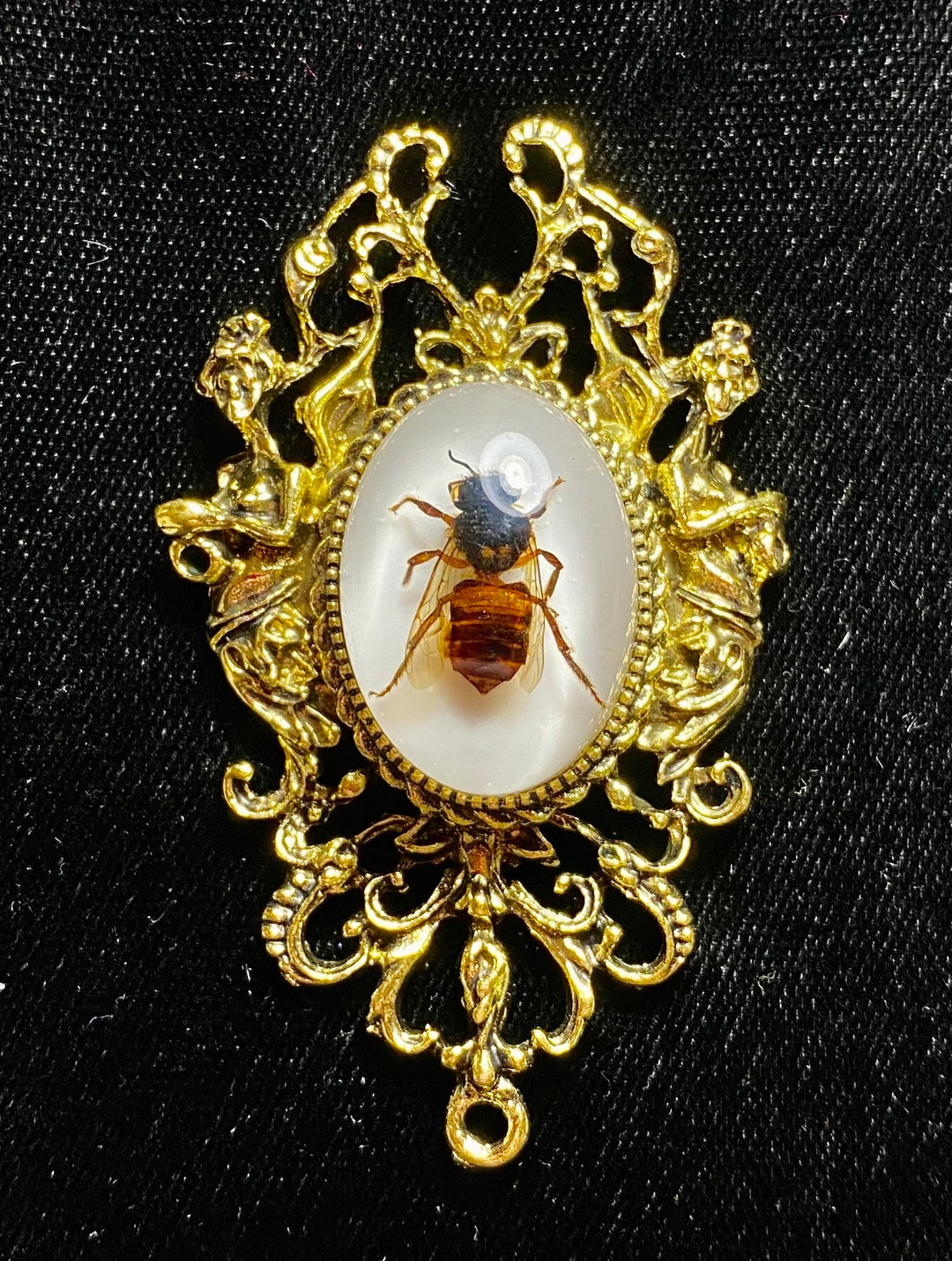 ミツバチさんブローチ又はネックレス みつばち ブローチ 可愛い アクセサリー ミツバチ レディース 橙 ビース メール便送料無料 アクセサリー 女性 女の子 彼女 女子 プレゼント  ギフト 贈り物 オレンジ 橙色 お祝い 誕生日 カワイイ 蜜蜂 記念日 プチギフト 琥珀色 飴色 ピンブロ バースデープレゼント |