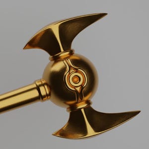 Op de afbeelding: Een gouden ceremoniële bijl met een dubbelzijdige kling en een puntige punt. De bijl heeft een cirkelvormig ontwerp in het midden van de kling.