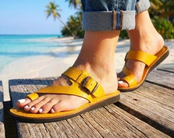 Gelbe Ledersandalen | Helle Sommer Urlaubs Schuhe | Bequeme Zehenschlaufe Folie | Sonnenschein Strand Wohnungen für Frauen | ARAMIS