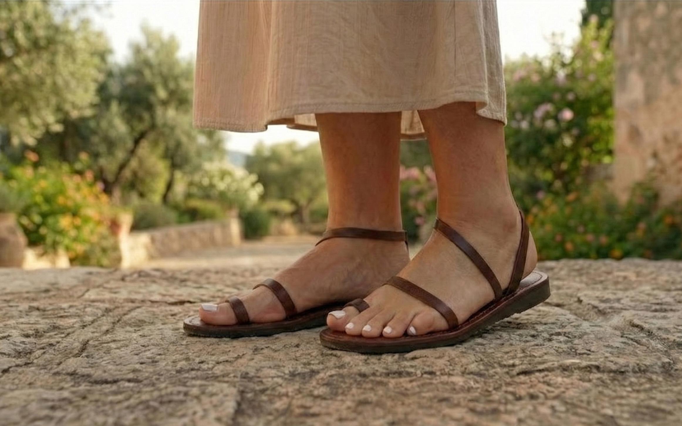 Brown Leather Sandals | Boho Vintage Toe Ring Slides  display picture 1