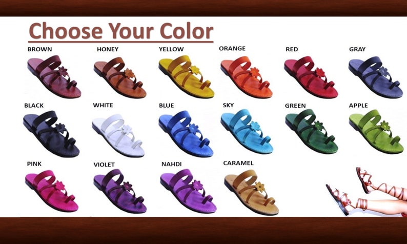 Puede incluir: Una selecci&oacute;n de sandalias coloridas, cada una con un adorno floral, presentadas en varios tonos: marr&oacute;n, miel, amarillo, naranja, rojo y gris. La imagen tambi&eacute;n muestra sandalias negras, blancas, azules, cielo, verdes, manzana, rosas, violetas, nahdi y caramelo. El texto dice "Elige tu color."