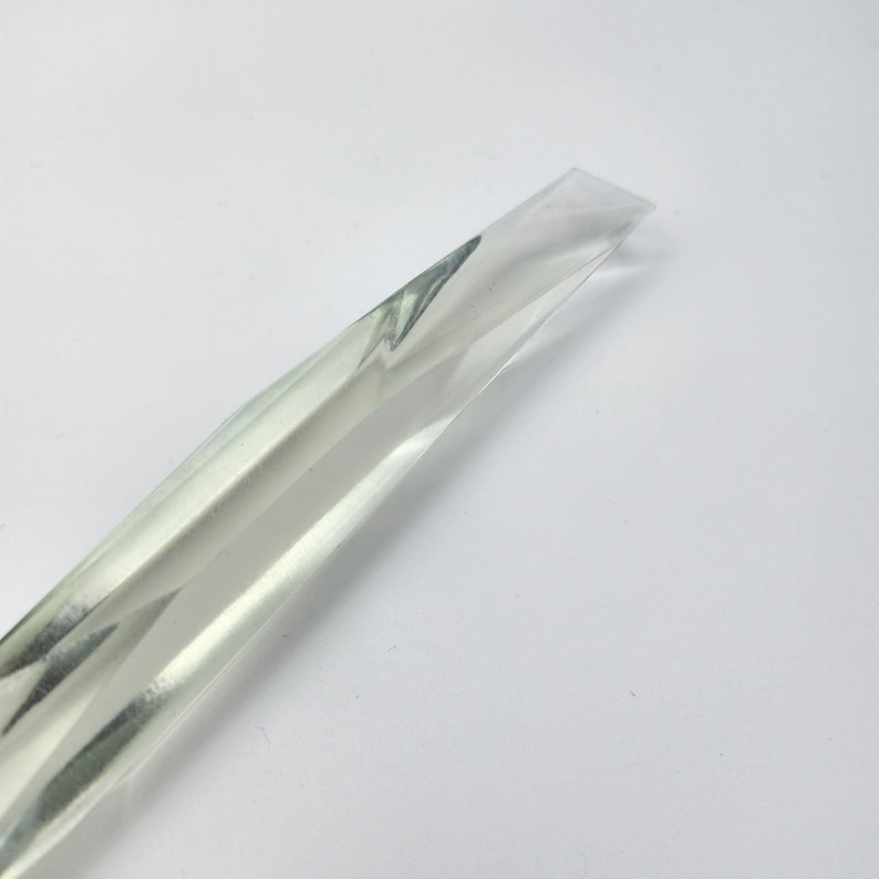 K&ouml;nnte beinhalten: Ein durchsichtiges Plastikrohr mit leicht gebogener Form.