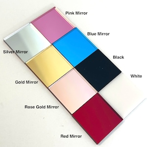 K&ouml;nnte beinhalten: Eine Sammlung quadratischer Spiegelmuster in verschiedenen Farben, darunter Silber, Gold, Ros&eacute;gold, Pink, Blau, Schwarz, Rot und Wei&szlig;. Jede Probe ist mit ihrem jeweiligen Farbnamen beschriftet.