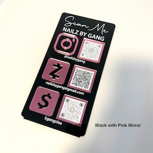 Op de afbeelding: Zwarte acryl visitekaartje met roze spiegelaccenten. De kaart heeft een QR-code, Instagram en andere sociale media-iconen. De tekst op de kaart luidt "Scan Me", "Nailz by Gang", "@nailzbygang", "nailzbygang@gmail.com", "$gangxlaa" en "Zwart met roze spiegel".