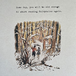 以下が含まれることがあります： 雪が降った森の中を歩く二人の人物を描いた水彩画です。二人は冬服を着ており、傘を持っています。画像の上部には「Some day, you will be old enough to start reading fairytales again.」というテキストが書かれています。