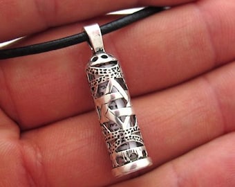Collar Mezuzah con pergamino - Regalo de hombres judíos - Regalo de Bar Mitzvah - Collar judío - Colgante judío de plata de ley - Regalo para él