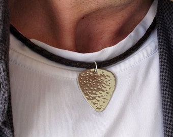 Colgante personalizado de púa de guitarra - Collar de cuero para hombres, regalos para guitarristas, regalo de cumpleaños de novio para músico, regalo del Día del Padre