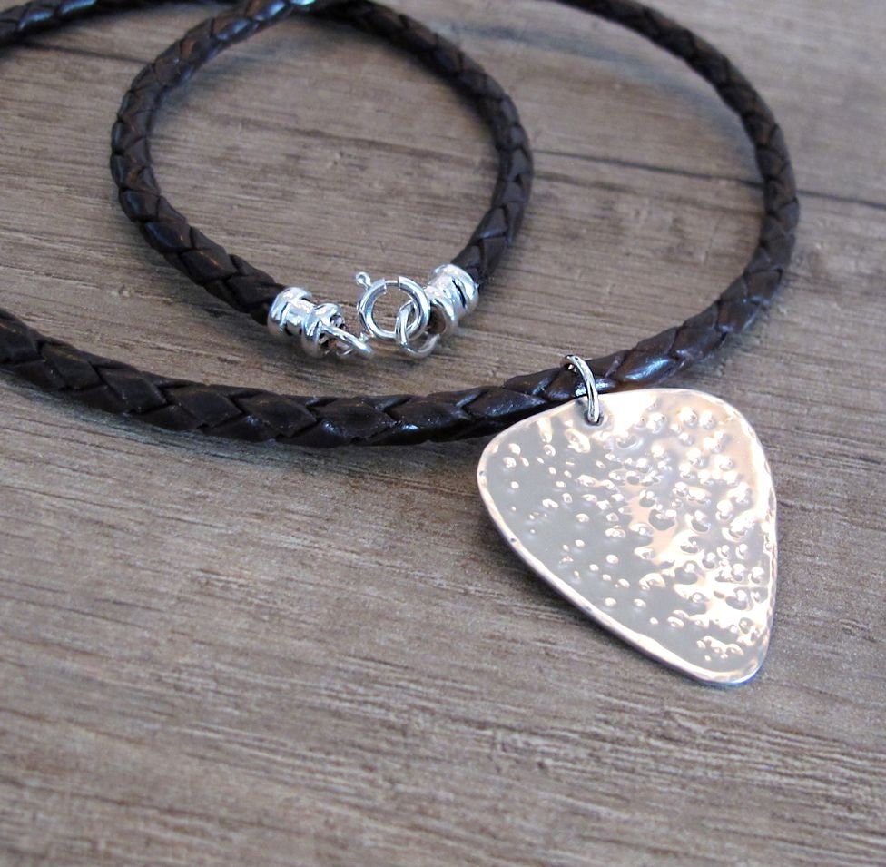 ネックレス・ペンダント ROMANTINUER SN179 Pick Pendant Leather Necklace Personalized Guitar Pick Pendant Mens Leather Necklace Gift