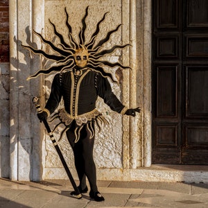 Tradicional Máscara De Carnaval De Venecia, Con Decoración Colorida Fotos,  retratos, imágenes y fotografía de archivo libres de derecho. Image 50457090