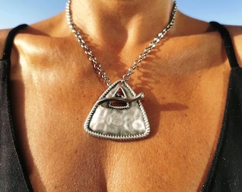 Collar de cadena gruesa de plata con colgante llamativo