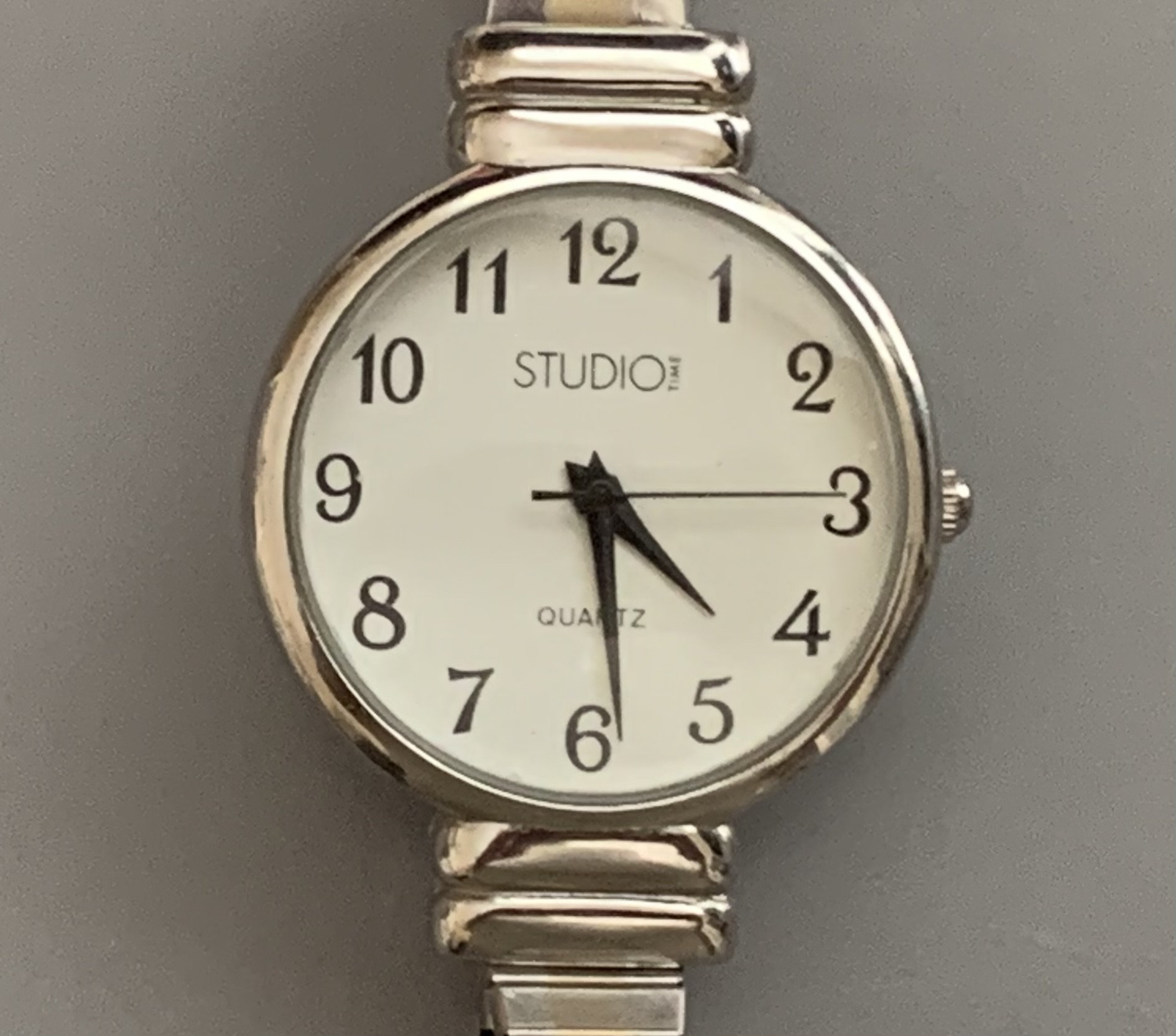 Reloj STUDIO TIME para mujer con esfera blanca asas ocultas bisel plateado redondo segundero giratorio. Envio gratuito Haga clic en los detalles del articulo para leer mas Etsy Espana