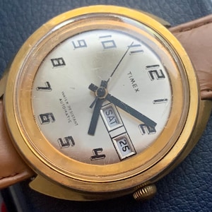 MENS AUTOMATIC TIMEX Watch | Self-Winding Convenience | Vintage Retro | Golden Bezel | Day Date Window | Runs Well | Ships Free!